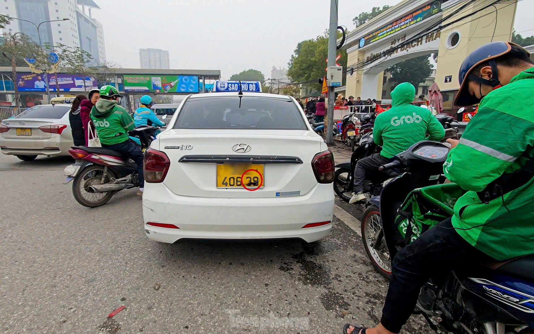 Ô tô che biển số, xe máy vượt đèn đỏ, đi ngược chiều trên phố Hà Nội ảnh 14