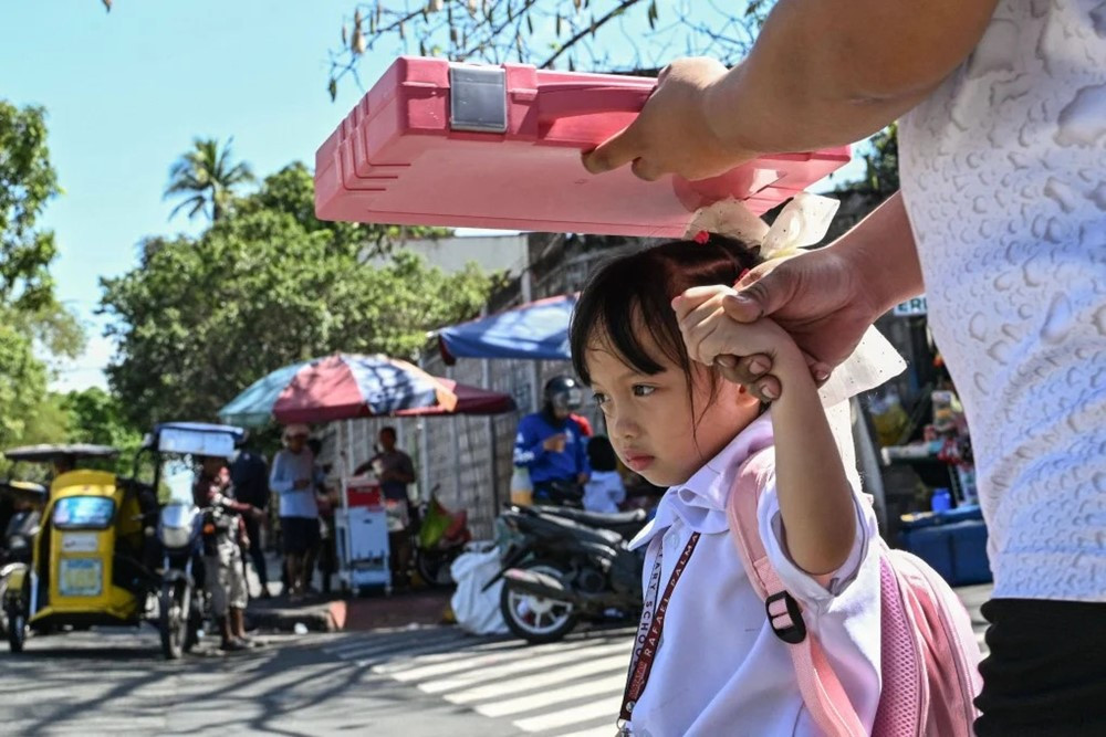 Quốc gia Đông Nam Á đối mặt nắng nóng kỷ lục: Hàng loạt trường học phải đóng cửa, gần 70.000 học sinh bị ảnh hưởng - ảnh 1