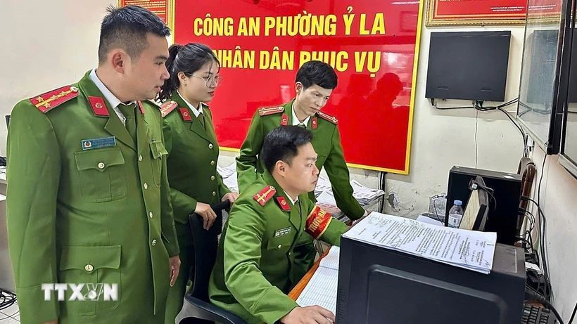 Từ bây giờ, Công an xã có quyền giải quyết 35 thủ tục hành chính, dịch vụ công trực tuyến này - ảnh 1