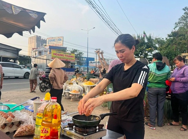 Bà chủ quán mì 1.000 đồng có rau, trứng, xúc xích: Tôi không miễn phí vì không muốn ai mắc nợ mình