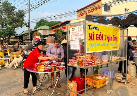 Bà chủ quán mì 1.000 đồng có rau, trứng, xúc xích: Tôi không miễn phí vì không muốn ai mắc nợ mình