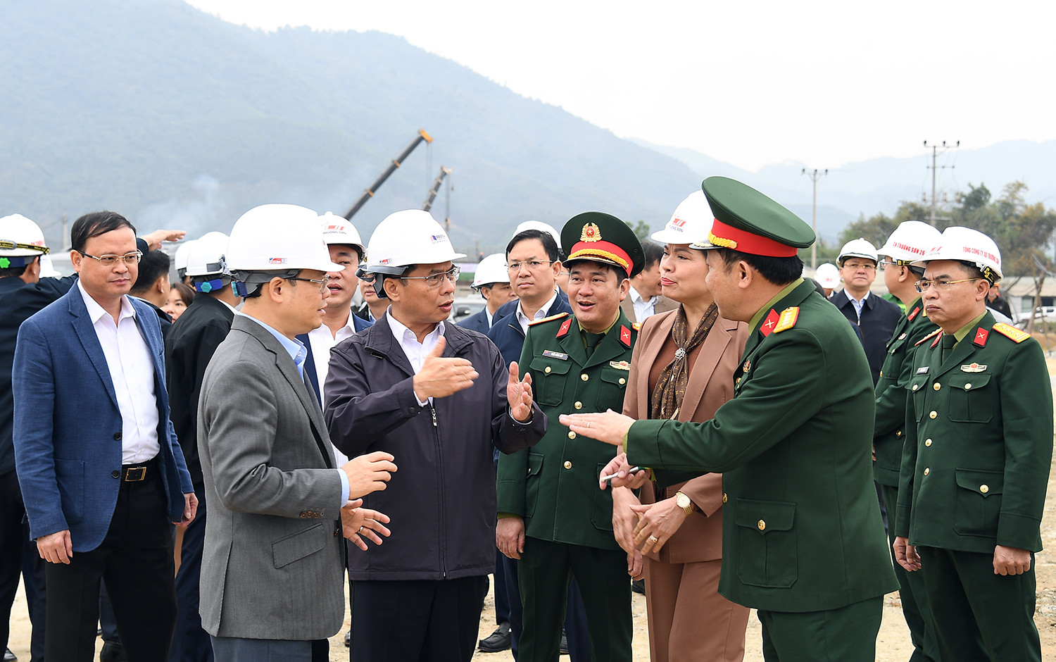 Phó Thủ tướng Bùi Thanh Sơn kiểm tra, đôn đốc tiến độ 4 tuyến cao tốc trọng điểm phía bắc- Ảnh 4.