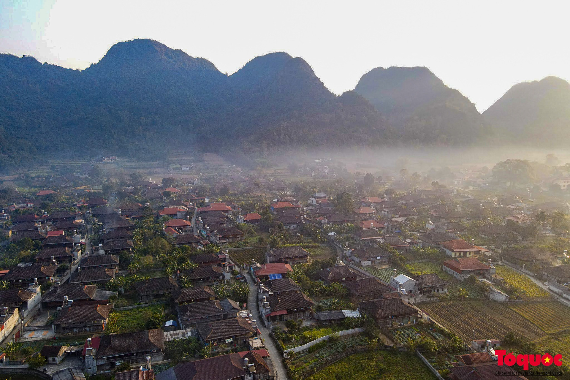 Độc đáo ngôi làng được ví đẹp nhất Việt Nam: Nằm giữa thung lũng ở độ cao hơn 600m, hơn 400 ngôi nhà đều quay về một hướng và hơn 90% người dân mang cùng một họ- Ảnh 1.