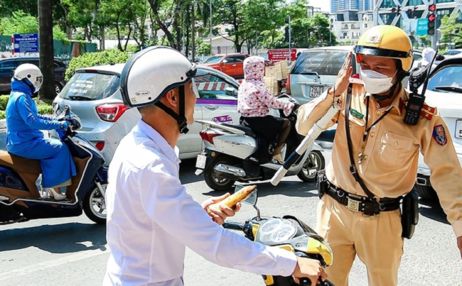 Từ 2025, quên không mang đủ giấy tờ xe bị phạt như thế nào?