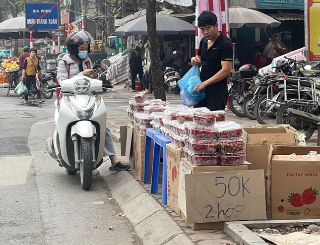 Dâu tây 'rẻ như bèo' tràn ngập Hà Nội ảnh 1