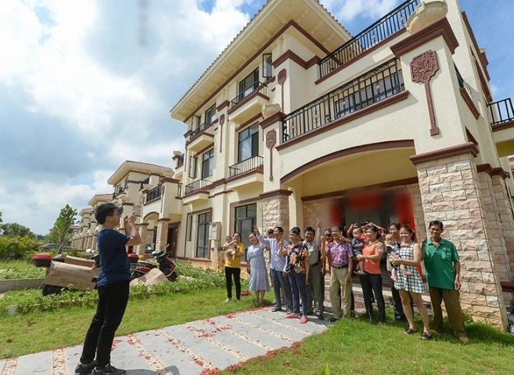 Cậu bé nghèo được cả làng góp tiền cho đi học, đến khi thành tỷ phú xây liền 138 biệt thự để trả ơn: Nay nhận lại ‘cái kết đắng’ không dám về quê - ảnh 6