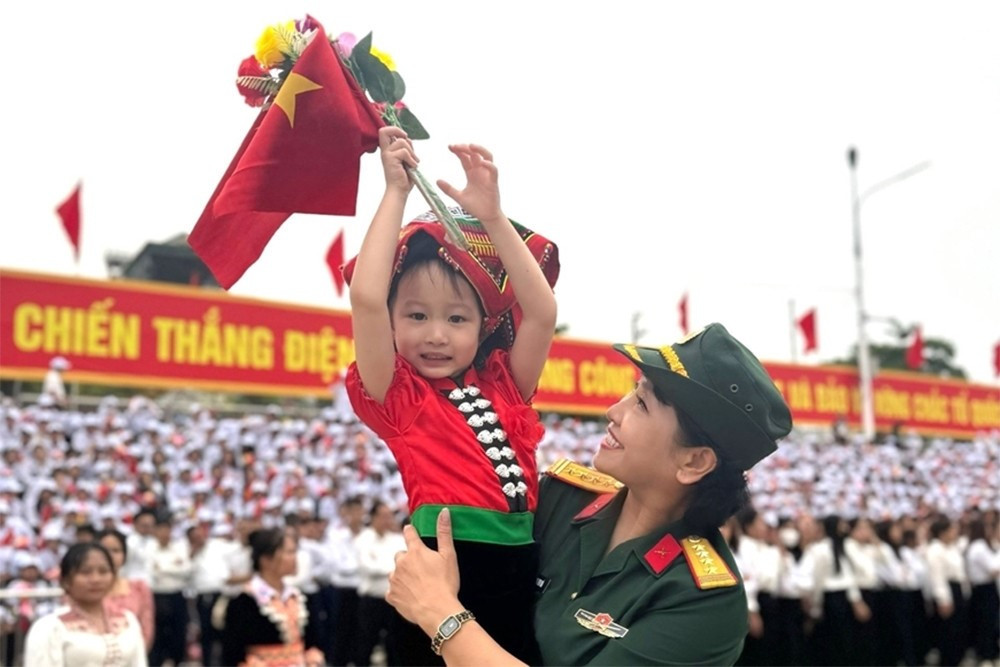 NSND là Tiến sĩ, được thăng quân hàm Đại tá ở tuổi 43: Tác giả của ‘Em bé Tượng đài’ gây bão mạng xã hội, nay rạng rỡ trên sân khấu với vai trò ‘nữ tướng’ - ảnh 3