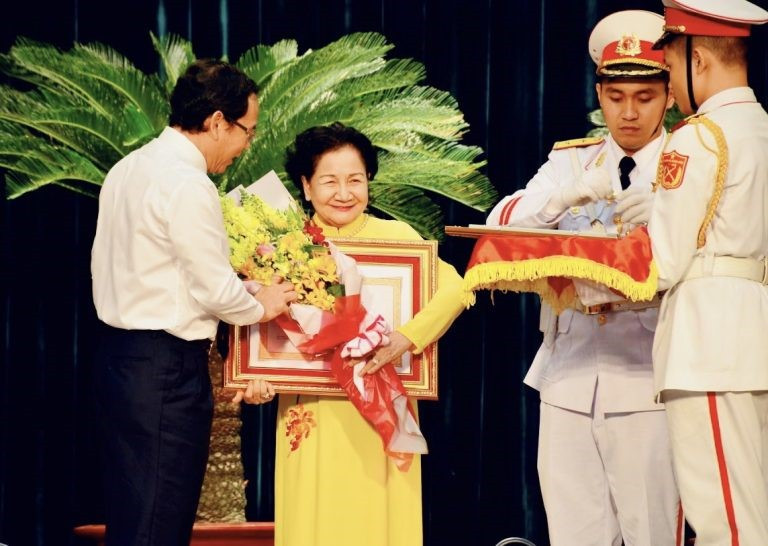 Nữ đại gia bán trứng mang cơ ngơi nghìn tỷ giao cho người dưng, được công nhận Anh hùng Lao động - ảnh 4