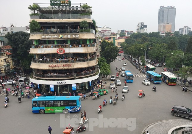 Hàm Cá mập: Thiết kế 'khác người' từ một bến xe điện cũ ảnh 1