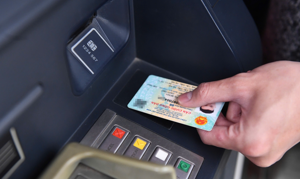 Cách đơn giản để rút tiền tại cây ATM bằng căn cước công dân - ảnh 1