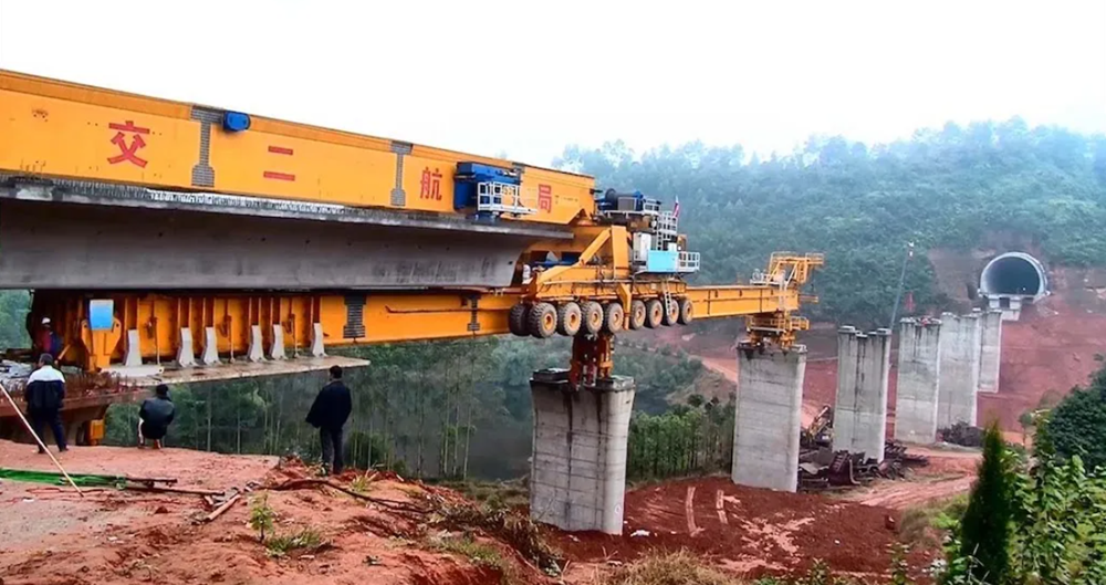 Láng giềng Việt Nam chế tạo ‘siêu cỗ máy’ 64 bánh xe, dài gần 92m: Có khả năng xây một cây cầu chỉ trong vài ngày, nâng được vật nặng tới 900 tấn - ảnh 4