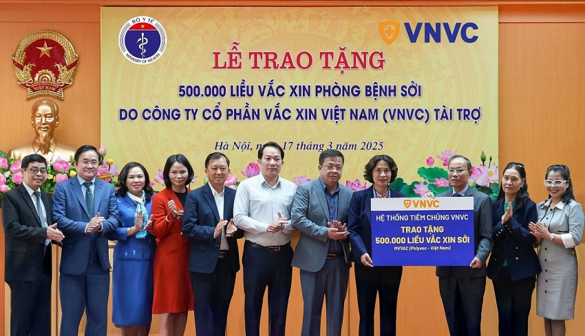 Hệ thống tiêm chủng VNVC trao tặng 500.000 liều vaccine sởi miễn phí cho trẻ em