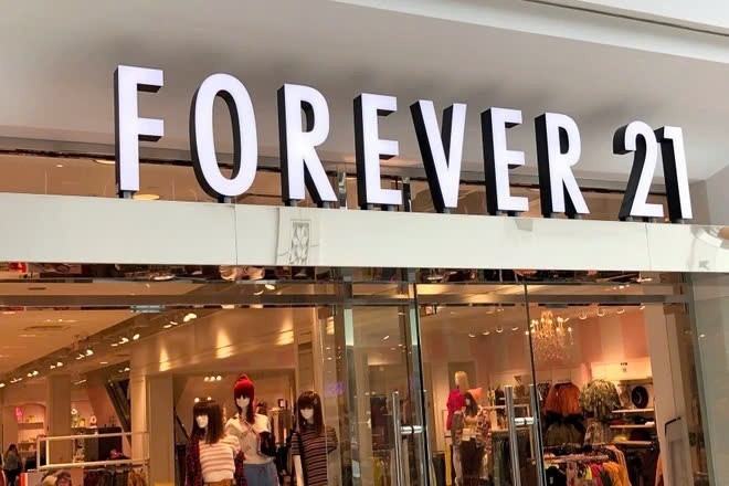 Forever 21 nộp đơn xin phá sản: Ảnh hưởng của 'cơn bão quét' mang tên thương mại điện tử