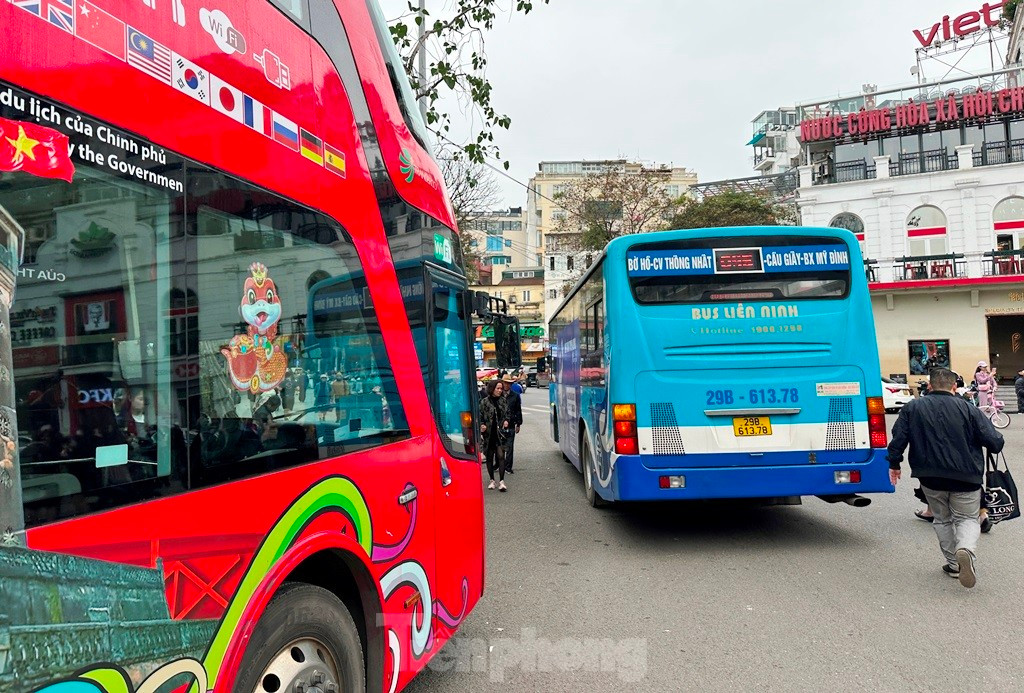 Hàng nghìn người đổ về tòa nhà Hàm cá mập check-in, CSGT phải cắm 'chốt' đảm bảo giao thông ảnh 2