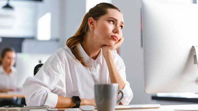 'Ác mộng' đi làm văn phòng: Một công ty cấm nhân viên dùng điện thoại, cả ngày không rời chỗ, đi vệ sinh phải xin phép