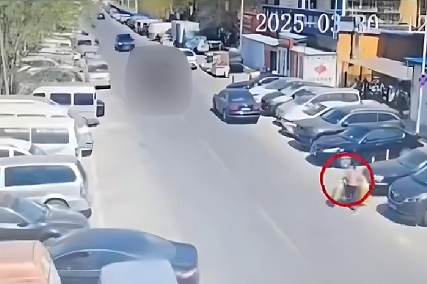 Hóa vàng cầu bình an, người phụ nữ vô tình 'hóa' luôn 9 ô tô: Nhân chứng bàng hoàng kể lại