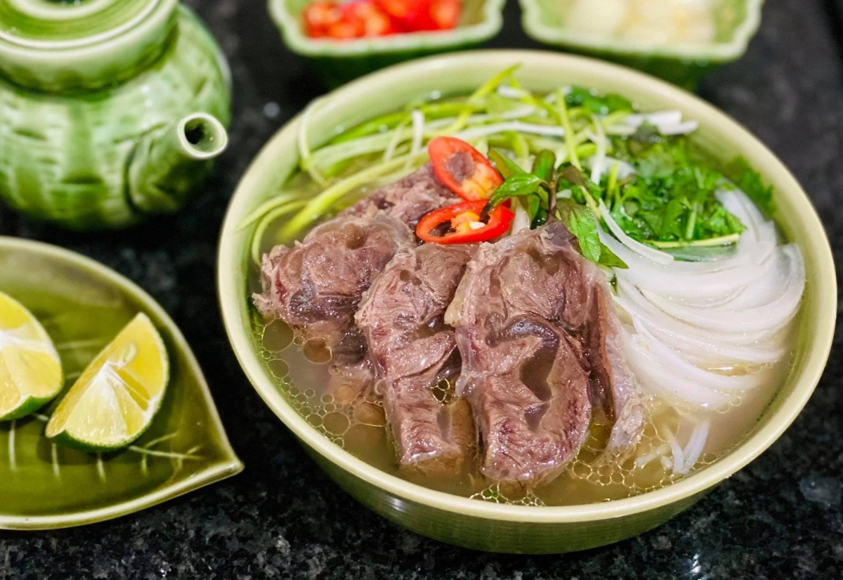 ‘Bà trùm Bóng đá Thái Lan’ Madam Pang tới Hà Nội thưởng thức món ăn ‘quốc hồn quốc tuý’: Tấm tắc khen, ngỏ ý gói mang về