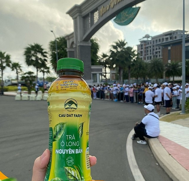 Thương hiệu đồ uống của ông Bùi Thành Nhơn được chọn để phục vụ sự kiện có hơn 600 người, 4.000 lượt quan tâm