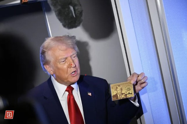‘Thẻ vàng' nhập cư trị giá 5 triệu USD in hình Tổng thống Trump ảnh 1