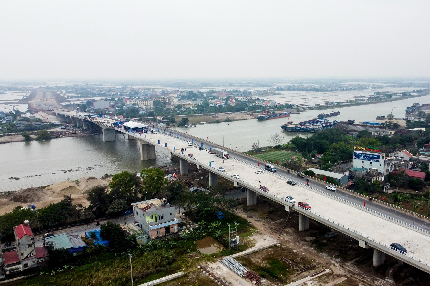 Hình hài rõ nét cây cầu trên tuyến đường nghìn tỷ vừa hợp long, góp phần nối thông TP. Nam Định ra đến biển Đông- Ảnh 1. Hình hài rõ nét cây cầu trên tuyến đường nghìn tỷ vừa hợp long, góp phần nối thông TP. Nam Định ra đến biển Đông- Ảnh 1.