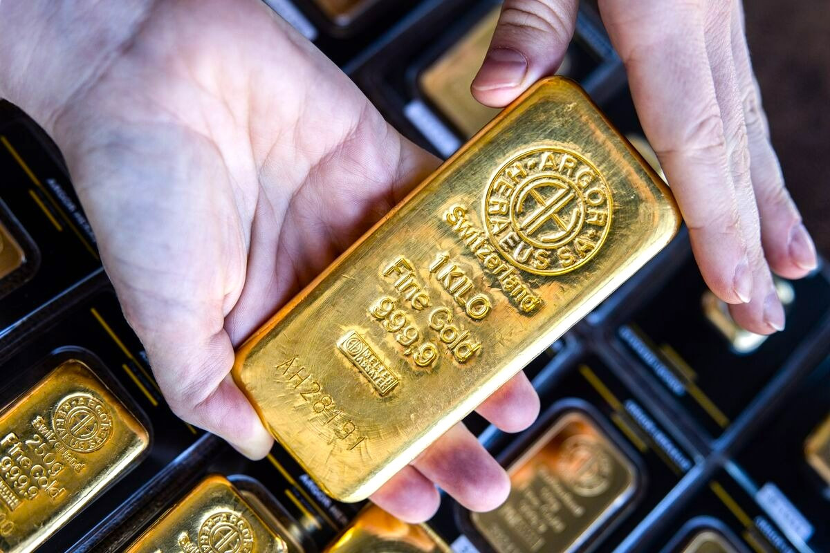 Giá vàng thế giới rơi khỏi mức kỷ lục