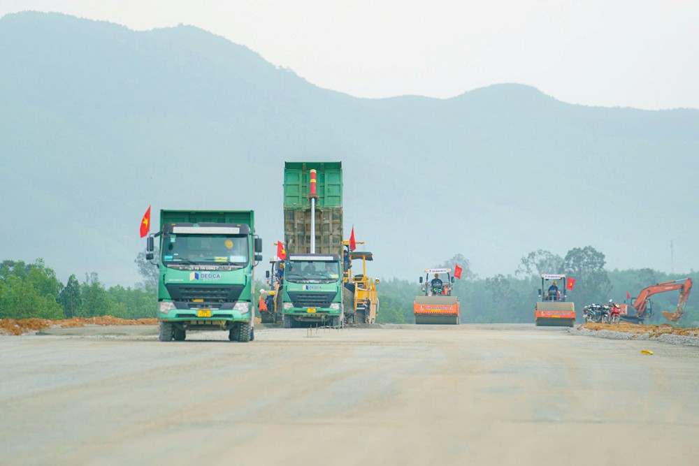 Thủ tướng giao nhiệm vụ, dự án 20.000 tỷ có quy mô lớn nhất toàn tuyến cao tốc Bắc - Nam phải 'về đích' trước 31/12 đang thi công 'thần tốc' - ảnh 2