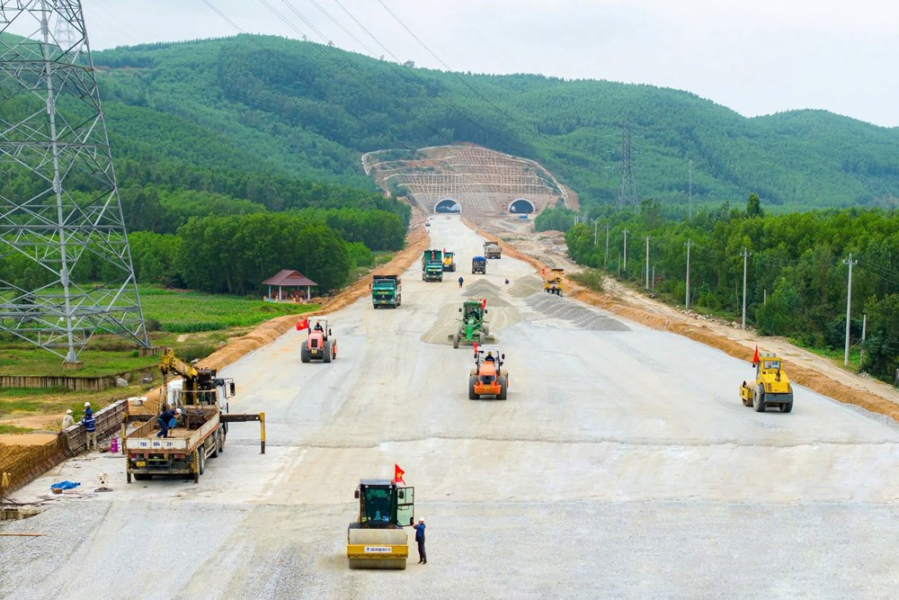 Thủ tướng giao nhiệm vụ, dự án 20.000 tỷ có quy mô lớn nhất toàn tuyến cao tốc Bắc - Nam phải 'về đích' trước 31/12 đang thi công 'thần tốc' - ảnh 6