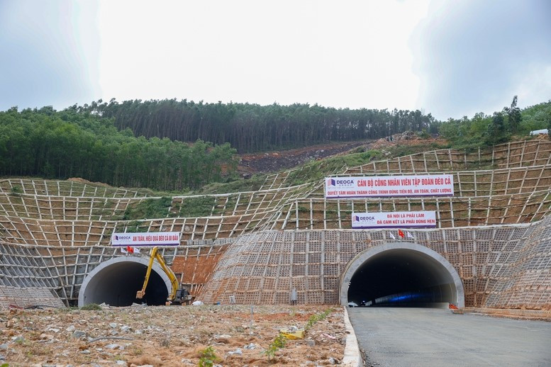 Thủ tướng giao nhiệm vụ, dự án 20.000 tỷ có quy mô lớn nhất toàn tuyến cao tốc Bắc - Nam phải 'về đích' trước 31/12 đang thi công 'thần tốc' - ảnh 4