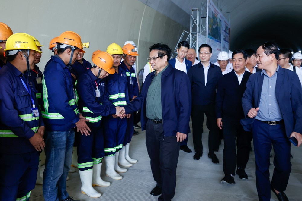 Thủ tướng giao nhiệm vụ, dự án 20.000 tỷ có quy mô lớn nhất toàn tuyến cao tốc Bắc - Nam phải 'về đích' trước 31/12 đang thi công 'thần tốc' - ảnh 5