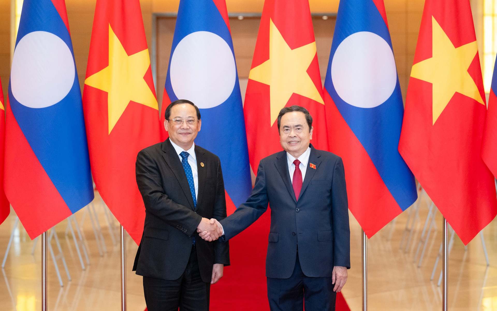 Chủ tịch Quốc hội Trần Thanh Mẫn hội kiến Thủ tướng Lào Sonexay Siphandone