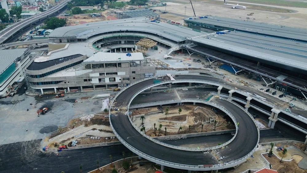 Hôm nay, nhà ga gần 11.000 tỷ được ví như 'thành phố hàng không' của Việt Nam chính thức đón chuyến bay thương mại đầu tiên- Ảnh 1. Hôm nay, nhà ga gần 11.000 tỷ được ví như 'thành phố hàng không' của Việt Nam chính thức đón chuyến bay thương mại đầu tiên- Ảnh 1.