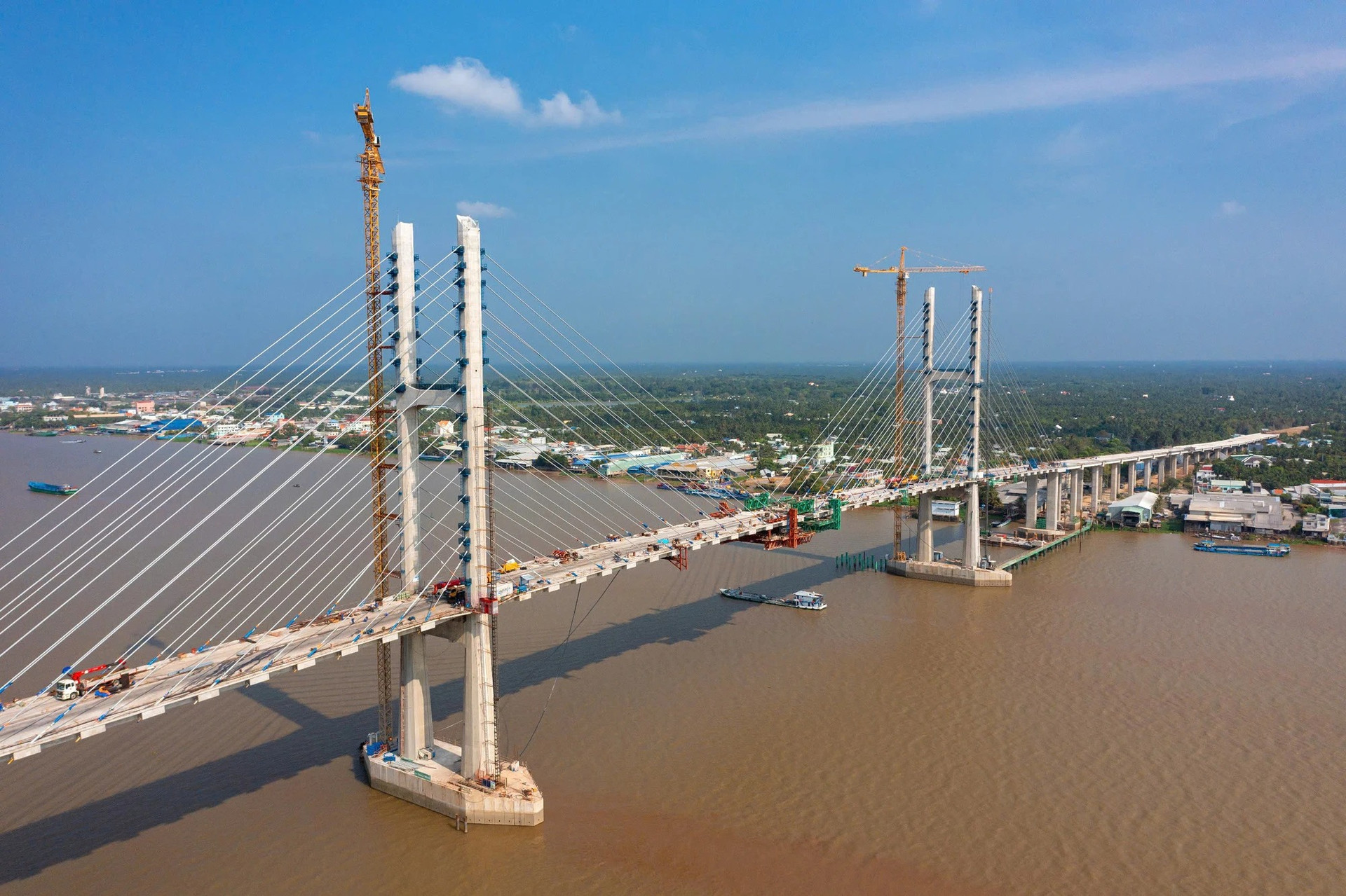 Hôm nay, cây cầu gần 7.000 tỷ, cách cầu dây văng đầu tiên do Việt Nam thiết kế 3,8km hợp long, rút ngắn kết nối 2 tỉnh ở Đồng bằng sông Cửu Long- Ảnh 1. Hôm nay, cây cầu gần 7.000 tỷ, cách cầu dây văng đầu tiên do Việt Nam thiết kế 3,8km hợp long, rút ngắn kết nối 2 tỉnh ở Đồng bằng sông Cửu Long- Ảnh 1.