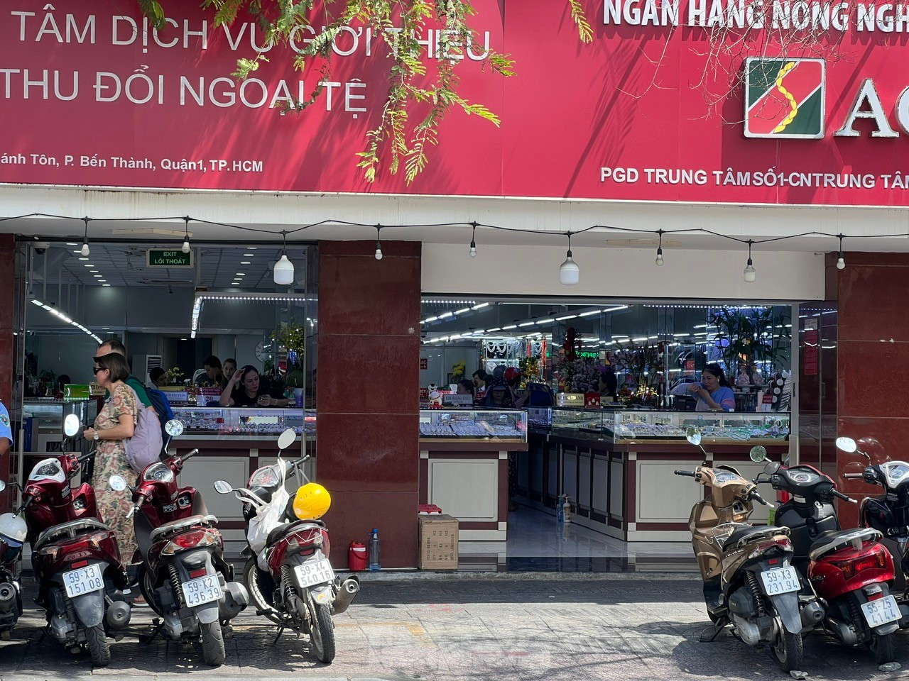 Mang đồ ăn, nước uống đi xếp hàng mua vàng giữa trời nắng gay gắt ảnh 9