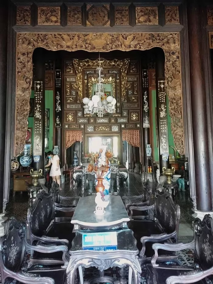 Nhà thờ họ hơn 100 năm tuổi: Là nhà cổ 24 cột gỗ quý đẹp nhất kinh đô ĐBSCL, từng là nơi bấm máy bộ phim nước ngoài nổi tiếng- Ảnh 5. Nhà thờ họ hơn 100 năm tuổi: Là nhà cổ 24 cột gỗ quý đẹp nhất kinh đô ĐBSCL, từng là nơi bấm máy bộ phim nước ngoài nổi tiếng- Ảnh 5.