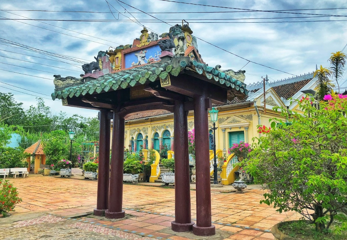 Nhà thờ họ hơn 100 năm tuổi: Là nhà cổ 24 cột gỗ quý đẹp nhất kinh đô ĐBSCL, từng là nơi bấm máy bộ phim nước ngoài nổi tiếng- Ảnh 7. Nhà thờ họ hơn 100 năm tuổi: Là nhà cổ 24 cột gỗ quý đẹp nhất kinh đô ĐBSCL, từng là nơi bấm máy bộ phim nước ngoài nổi tiếng- Ảnh 7.