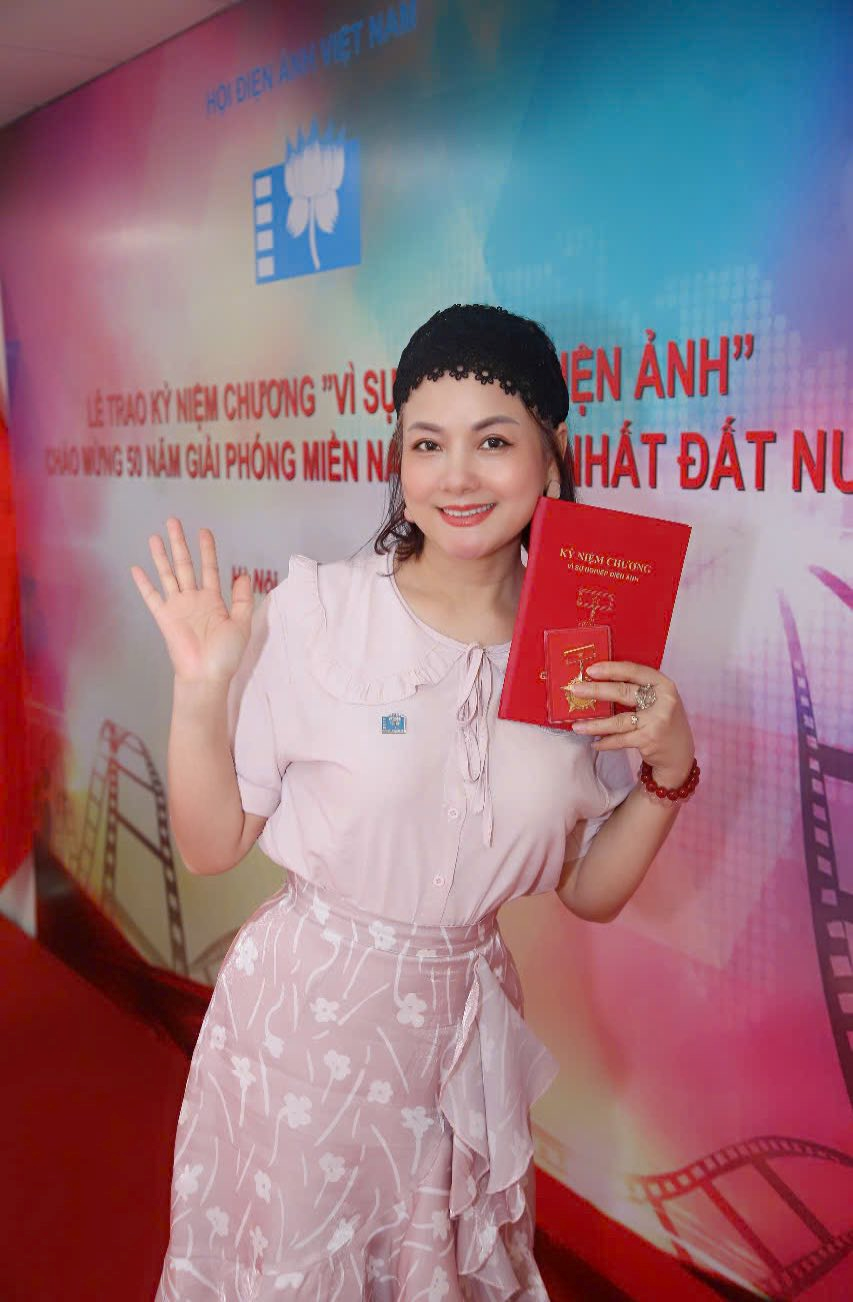 NSND là Đại tá quân đội vừa đón nhận kỷ niệm chương vì sự nghiệp điện ảnh: Có chồng Đại tá là ‘nam thần’ màn ảnh phía Bắc, hôn nhân kín tiếng nhưng vô cùng hạnh phúc - ảnh 1