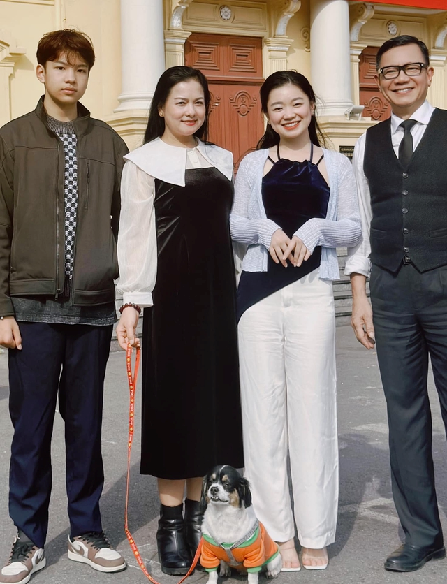 NSND là Đại tá quân đội vừa đón nhận kỷ niệm chương vì sự nghiệp điện ảnh: Có chồng Đại tá là ‘nam thần’ màn ảnh phía Bắc, hôn nhân kín tiếng nhưng vô cùng hạnh phúc - ảnh 8