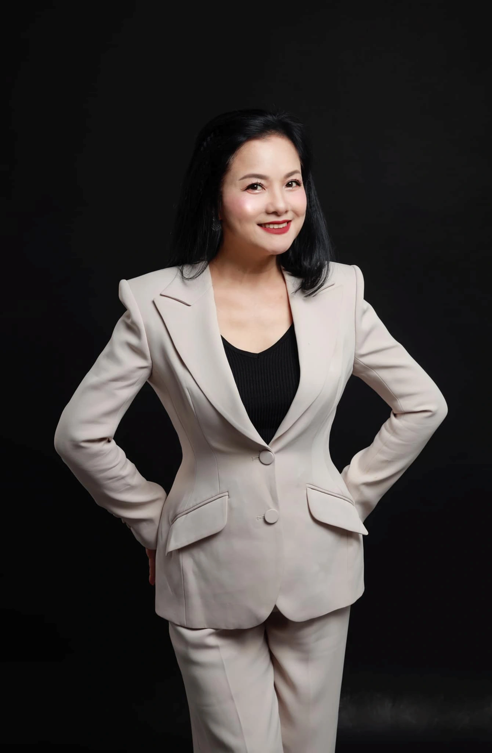 NSND là Đại tá quân đội vừa đón nhận kỷ niệm chương vì sự nghiệp điện ảnh: Có chồng Đại tá là ‘nam thần’ màn ảnh phía Bắc, hôn nhân kín tiếng nhưng vô cùng hạnh phúc - ảnh 9