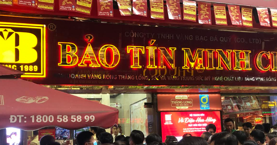 Giá vàng phục hồi, cảnh trái ngược ở hai tiệm vàng lớn trên phố Trần Nhân Tông