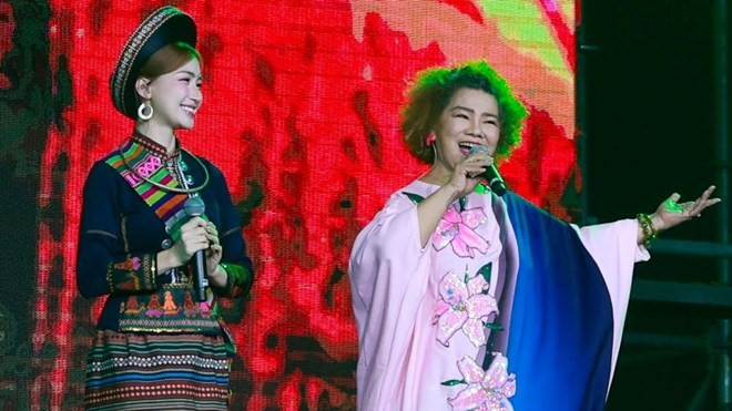 Nữ NSND kỷ lục thu âm 400 bài, hát show nào cũng cháy vé: Lấy diễn viên xiếc kém 6 tuổi, U70 rơi nước mắt vì lần đầu mặc váy cưới - ảnh 1