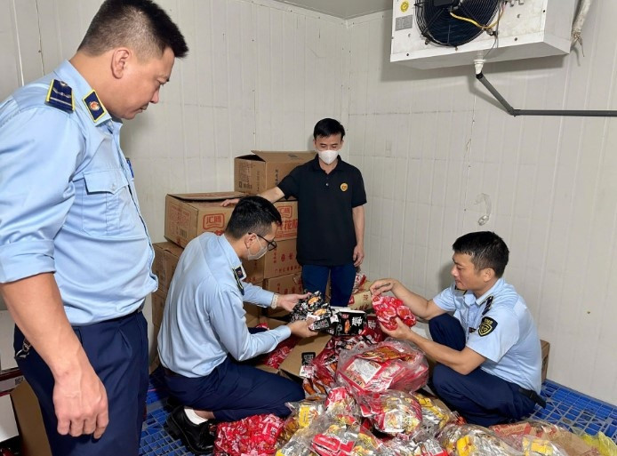 Phát hiện hơn 17.500 sản phẩm nhập lậu gồm chân gà, xúc xích và ớt bột tại 1 hộ kinh doanh ở Đại Từ, Thái nguyên