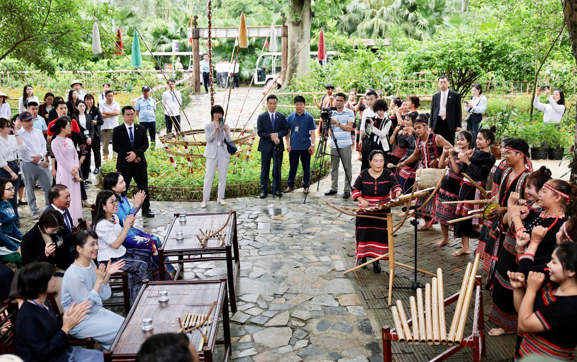 Hai Phu nhân Thủ tướng Việt - Nhật múa xòe cùng đồng bào các dân tộc phía Bắc ảnh 8
