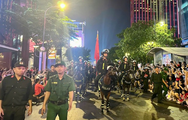 Đông nghịt người xem cảnh sát cơ động kỵ binh diễu hành ảnh 10