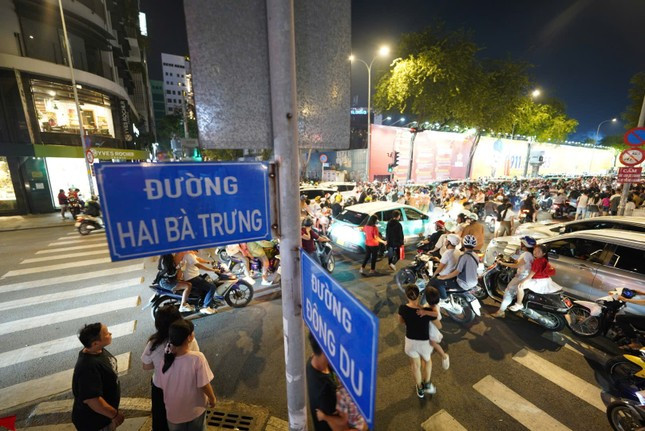 Đông nghịt người xem cảnh sát cơ động kỵ binh diễu hành ảnh 6