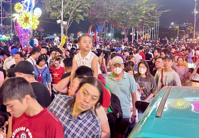 Đông nghịt người xem cảnh sát cơ động kỵ binh diễu hành ảnh 19