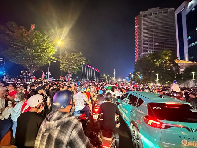 Đông nghịt người xem cảnh sát cơ động kỵ binh diễu hành ảnh 21