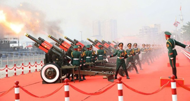 Tiêm kích Su-30MK2 thả bẫy nhiệt trên bầu trời TPHCM ảnh 24