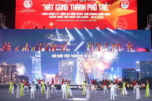 Đông nghịt người xem cảnh sát cơ động kỵ binh diễu hành ảnh 5