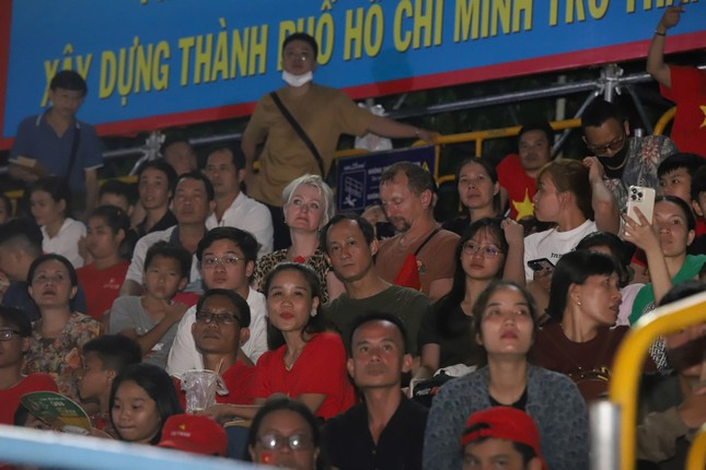 Đông nghịt người xem cảnh sát cơ động kỵ binh diễu hành ảnh 4
