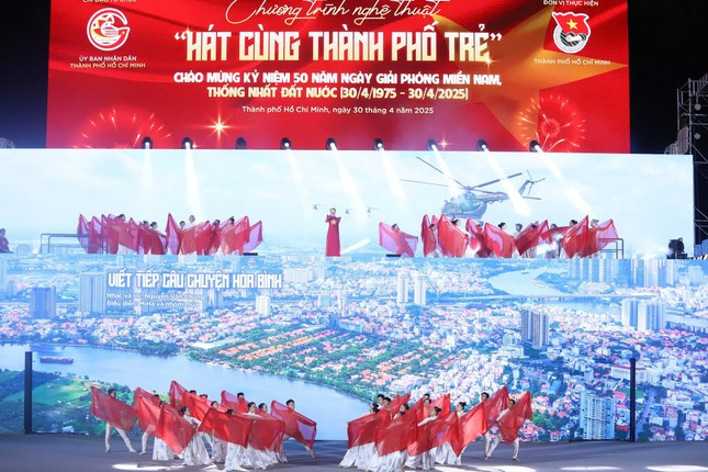 Đông nghịt người xem cảnh sát cơ động kỵ binh diễu hành ảnh 2